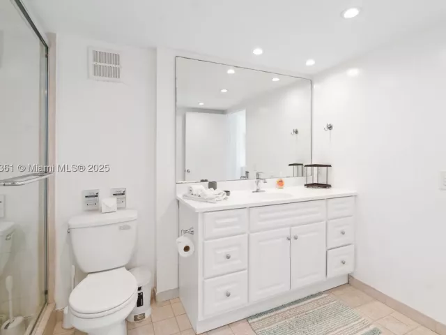 2-bedroom condo for sale in Surfside - 9195 Collins Ave 1103 - MondialRealty