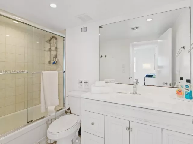 2-bedroom condo for sale in Surfside - 9195 Collins Ave 1103 - MondialRealty