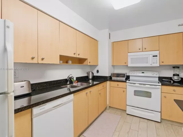 2-bedroom condo for sale in Surfside - 9195 Collins Ave 1103 - MondialRealty