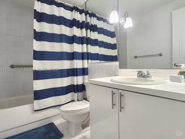 2-bedroom condo for rent in Hollywood - 3505 S Ocean Dr 1014 - MondialRealty