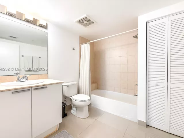 2-bedroom condo for sale in Sunny Isles Beach - 16699 Collins Ave 1809 - MondialRealty