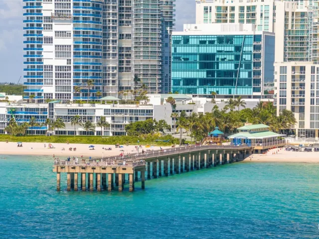 2-bedroom condo for sale in Sunny Isles Beach - 16699 Collins Ave 1809 - MondialRealty
