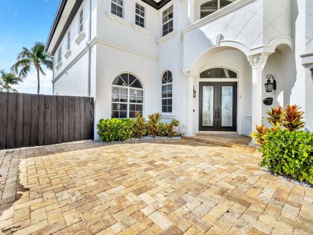 Home for sale at 1261 NE 27th Way - photo 5710374