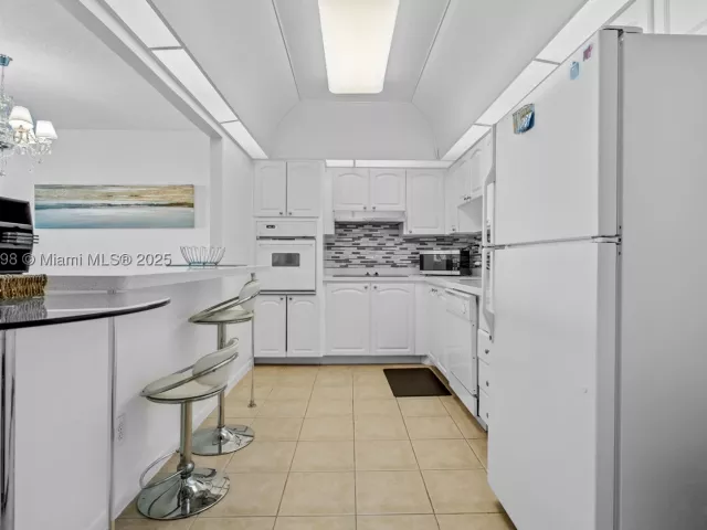 1-bedroom condo for sale in Sunny Isles Beach - 19370 Collins Ave 614 - MondialRealty