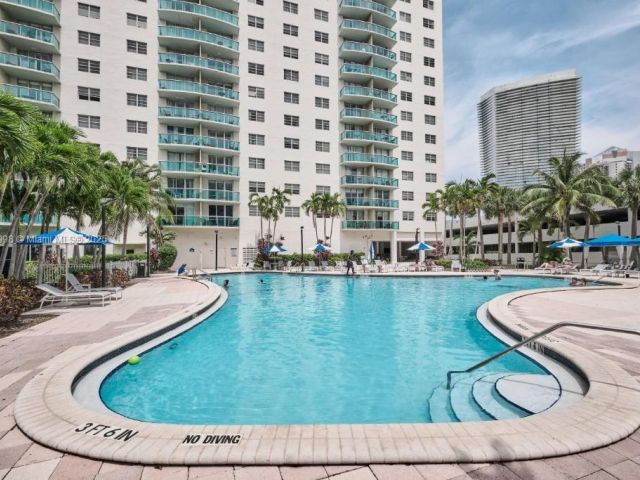 1-bedroom condo for sale in Sunny Isles Beach - 19370 Collins Ave 614 - MondialRealty
