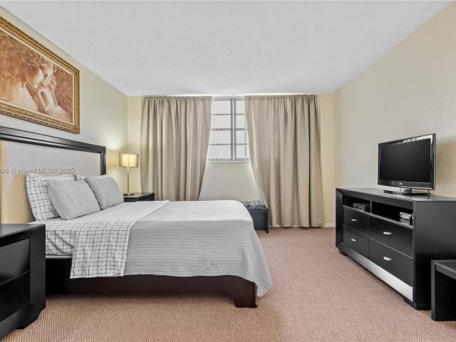 1-bedroom condo for sale in Sunny Isles Beach - 19370 Collins Ave 614 - MondialRealty