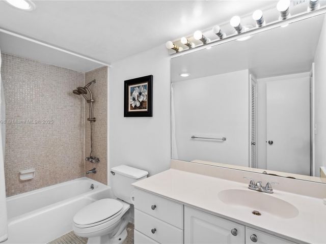 1-bedroom condo for sale in Sunny Isles Beach - 19370 Collins Ave 614 - MondialRealty