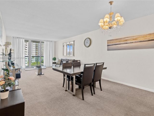 1-bedroom condo for sale in Sunny Isles Beach - 19370 Collins Ave 614 - MondialRealty