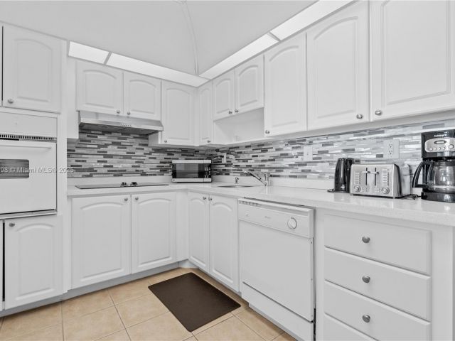 1-bedroom condo for sale in Sunny Isles Beach - 19370 Collins Ave 614 - MondialRealty