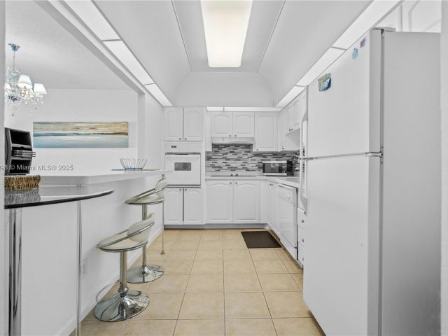 1-bedroom condo for sale in Sunny Isles Beach - 19370 Collins Ave 614 - MondialRealty