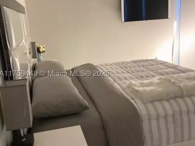2-bedroom condo for sale in Sunny Isles Beach - 18975 SE Collins Ave 3405 - MondialRealty