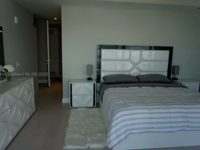 2-bedroom condo for sale in Sunny Isles Beach - 18975 SE Collins Ave 3405 - MondialRealty