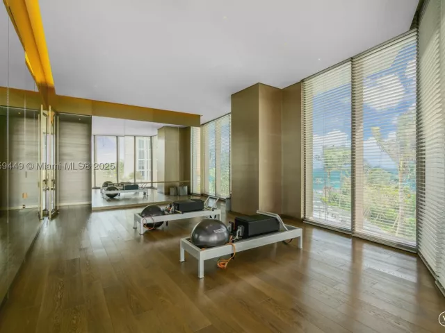 2-bedroom condo for sale in Sunny Isles Beach - 18975 SE Collins Ave 3405 - MondialRealty