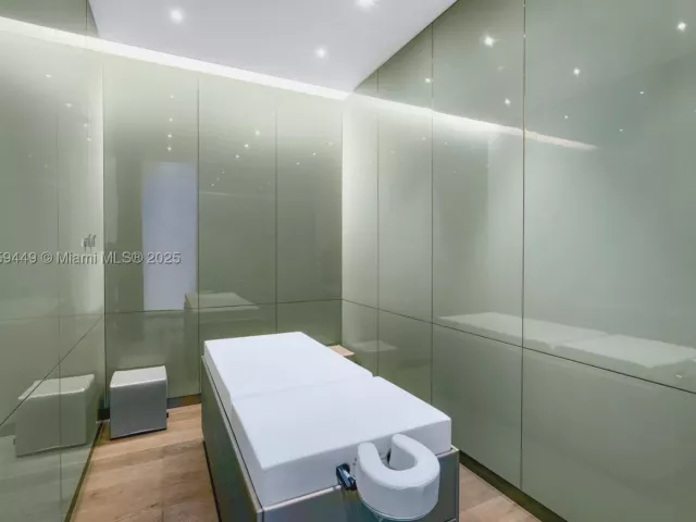 2-bedroom condo for sale in Sunny Isles Beach - 18975 SE Collins Ave 3405 - MondialRealty