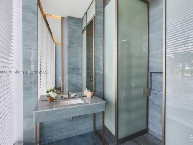 2-bedroom condo for sale in Sunny Isles Beach - 18975 SE Collins Ave 3405 - MondialRealty