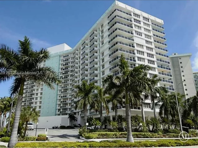 2-bedroom condo for rent in Hollywood - 3725 S Ocean Dr 1008 - MondialRealty