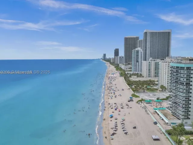 2-bedroom condo for rent in Hollywood - 3725 S Ocean Dr 1008 - MondialRealty