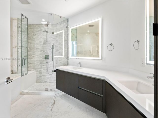 Apartment for sale  Unit #4203 - photo 5639538