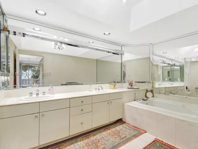 2-bedroom condo for sale in Aventura - 2000 ISLAND Blvd 410 - MondialRealty