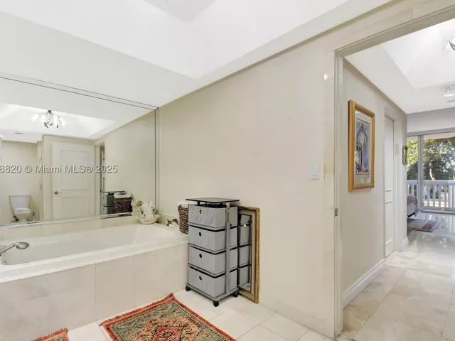 2-bedroom condo for sale in Aventura - 2000 ISLAND Blvd 410 - MondialRealty