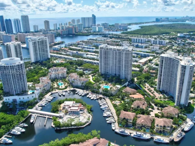 2-bedroom condo for sale in Aventura - 2000 ISLAND Blvd 410 - MondialRealty