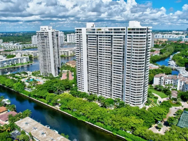 2-bedroom condo for sale in Aventura - 2000 ISLAND Blvd 410 - MondialRealty