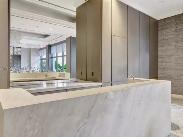 2-bedroom condo for sale in Aventura - 2000 ISLAND Blvd 410 - MondialRealty