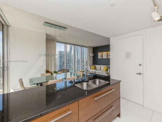 Apartment for rent  Unit #3704 - photo 5615809