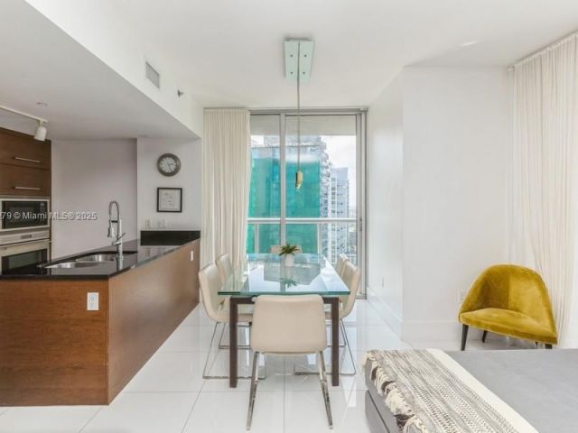 Apartment for rent  Unit #3704 - photo 5615814