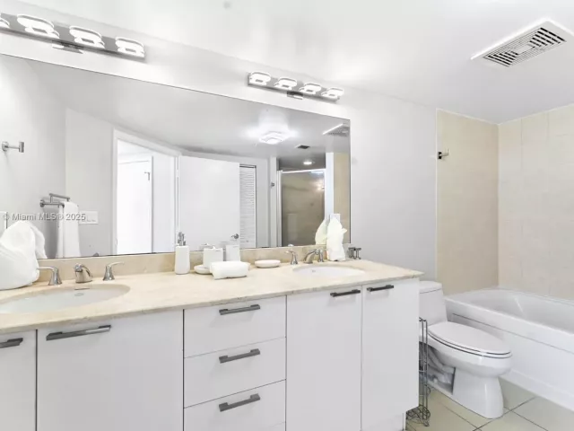 1-bedroom condo for rent in Sunny Isles Beach - 16699 Collins Ave 2810 - MondialRealty