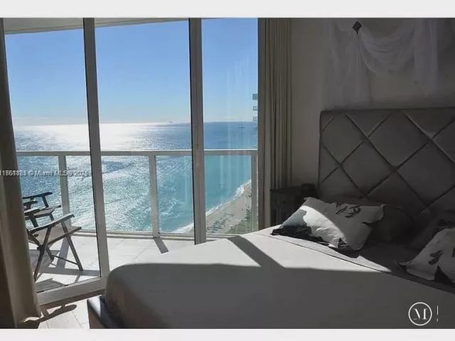 1-bedroom condo for rent in Sunny Isles Beach - 16699 Collins Ave 2810 - MondialRealty