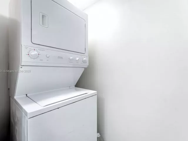 1-bedroom condo for rent in Sunny Isles Beach - 16699 Collins Ave 2810 - MondialRealty