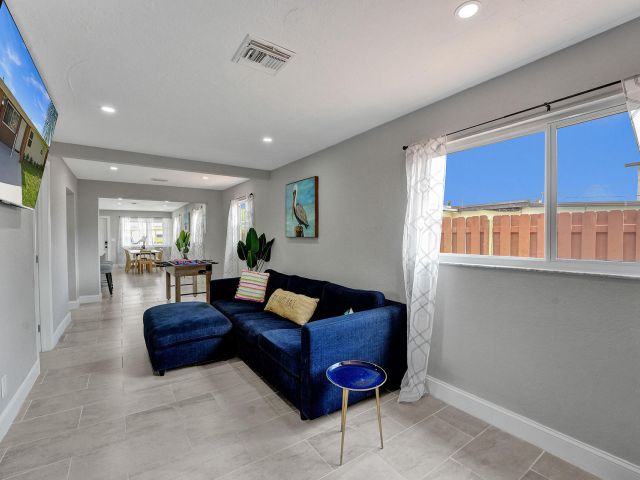 Home for rent at 337 SW 8th Avenue - photo 5757094