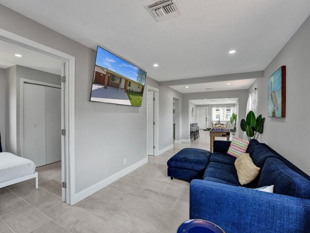 Home for rent at 337 SW 8th Avenue - photo 5757095