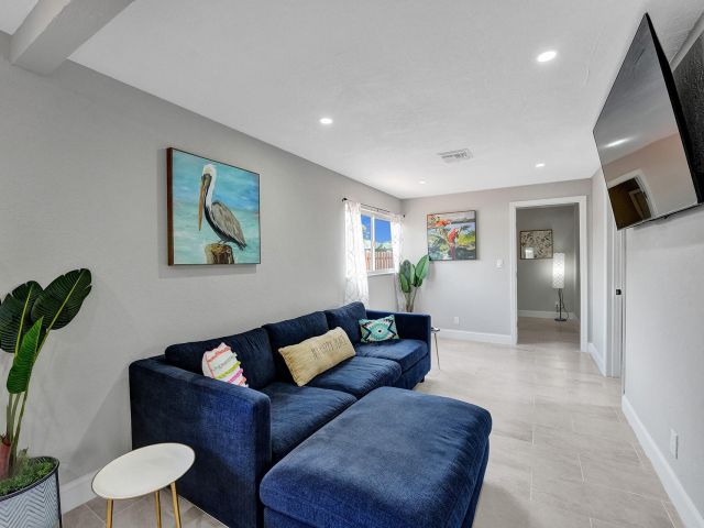 Home for rent at 337 SW 8th Avenue - photo 5757096