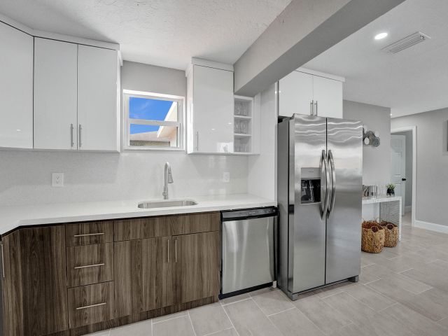 Home for rent at 337 SW 8th Avenue - photo 5757099