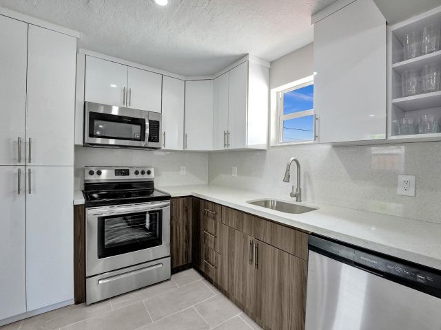 Home for rent at 337 SW 8th Avenue - photo 5757100