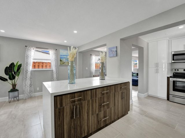 Home for rent at 337 SW 8th Avenue - photo 5757102