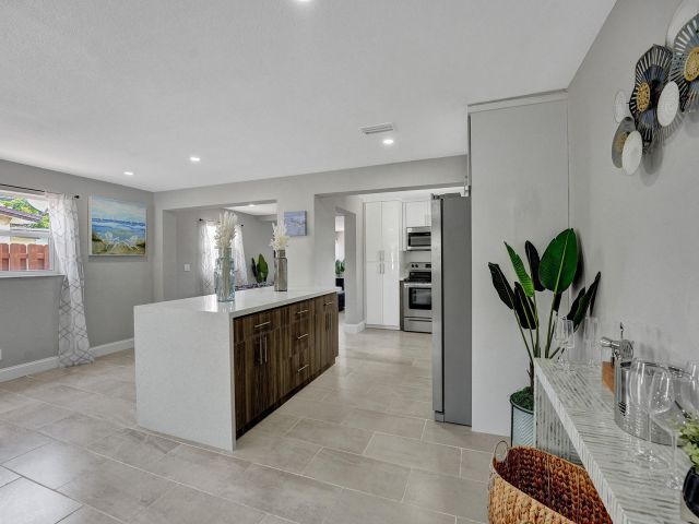 Home for rent at 337 SW 8th Avenue - photo 5757103