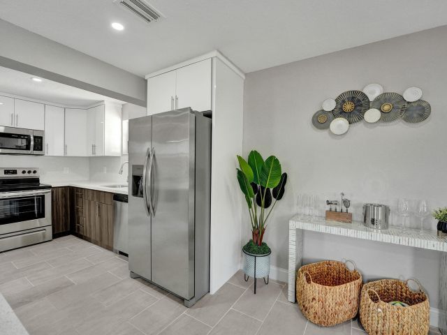 Home for rent at 337 SW 8th Avenue - photo 5757104