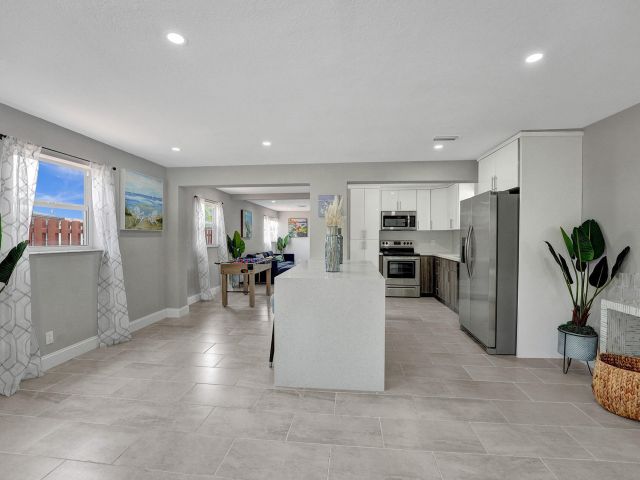 Home for rent at 337 SW 8th Avenue - photo 5757105