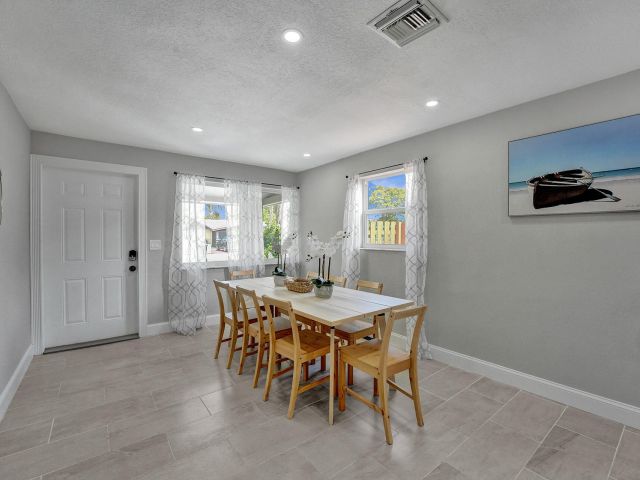 Home for rent at 337 SW 8th Avenue - photo 5757106