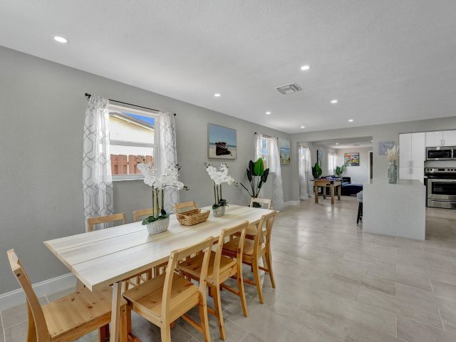 Home for rent at 337 SW 8th Avenue - photo 5757108