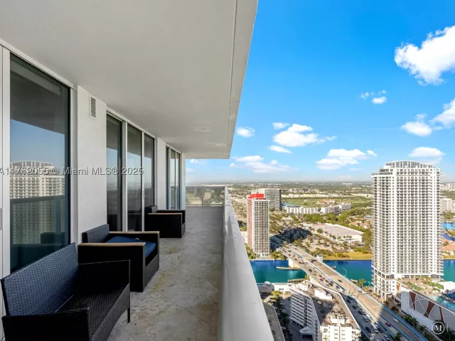 2-bedroom condo for sale in Hallandale Beach - 1830 S Ocean Dr 4508 - MondialRealty