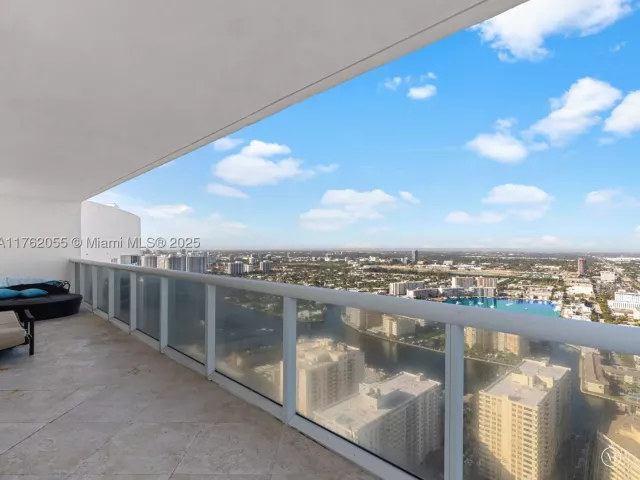 2-bedroom condo for sale in Hallandale Beach - 1830 S Ocean Dr 4508 - MondialRealty