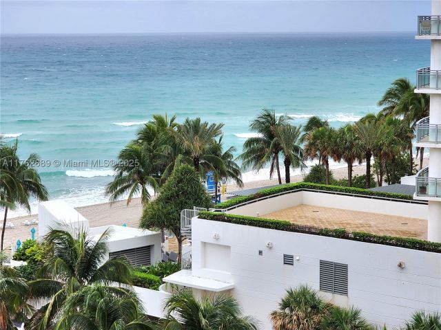 1-bedroom condo for rent in Hollywood - 3505 S Ocean Dr 819 - MondialRealty