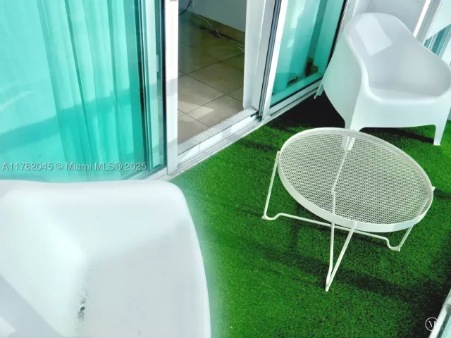 2-bedroom condo for sale in Miami - 31 SE 5th St 2611 - MondialRealty