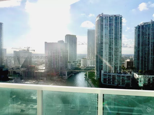 2-bedroom condo for sale in Miami - 31 SE 5th St 2611 - MondialRealty