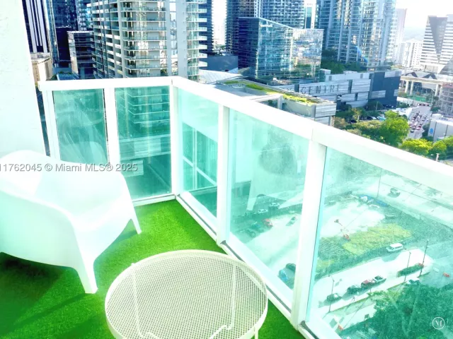 2-bedroom condo for sale in Miami - 31 SE 5th St 2611 - MondialRealty