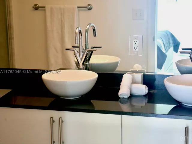 2-bedroom condo for sale in Miami - 31 SE 5th St 2611 - MondialRealty